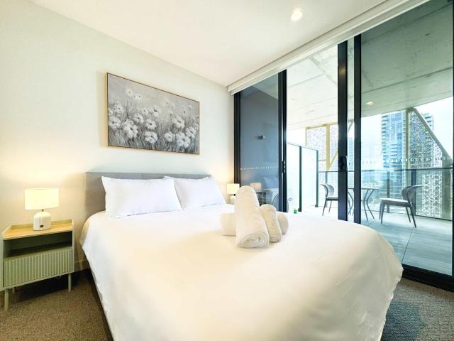 Central & Spacious Apt in Rundle Mall with Balcony
