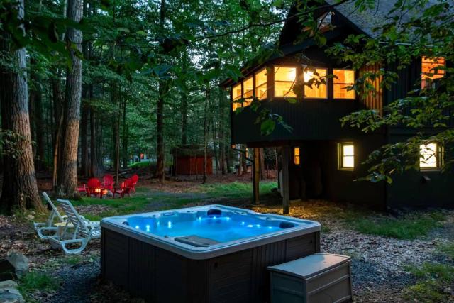 Gorgeous Chalet in the Poconos w/ Hot Tub!