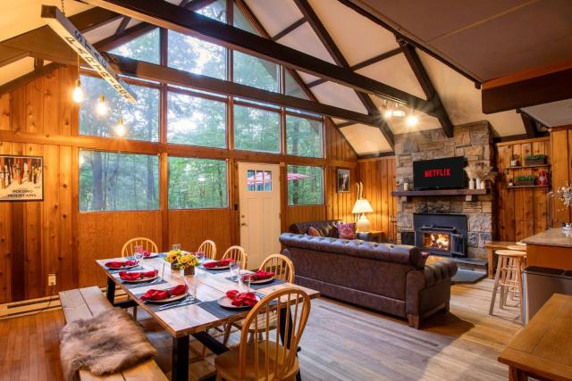 Gorgeous Chalet in the Poconos w/ Hot Tub!