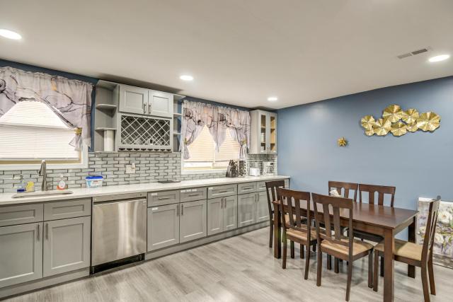 Pet Friendly! NW Philly Rowhouse w/ Fenced Yard!