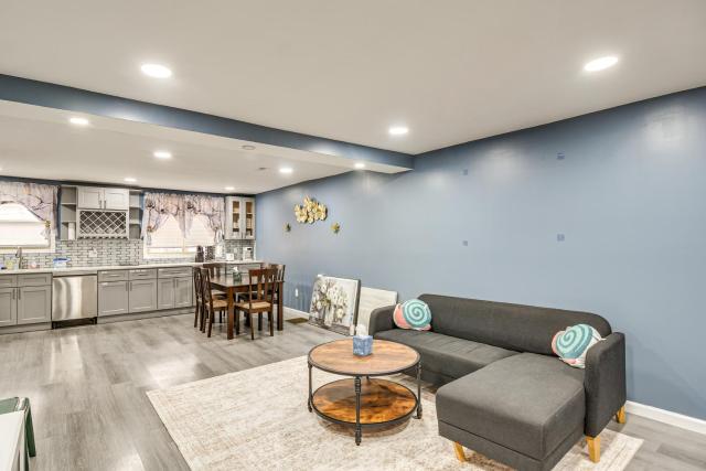 Pet Friendly! NW Philly Rowhouse w/ Fenced Yard!