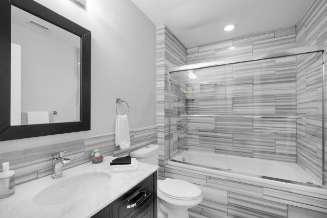 Modern NoLibs 1BR - Pool & Gym