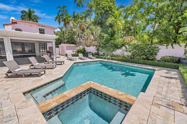 Stunning Tropical Getaway Steps To The Beach with Pool