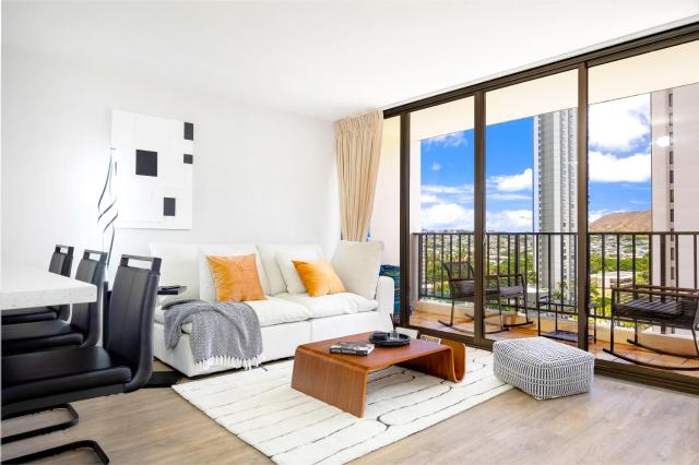 Freshly Updated Condo in Waikiki with Free Parking