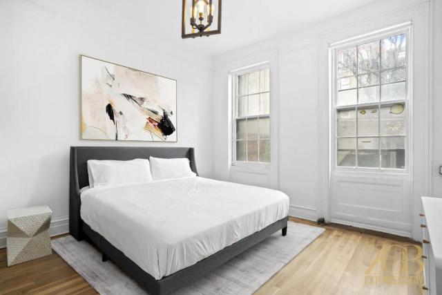 Classic NYC Brownstone 2Br Apartment in Prime Chelsea