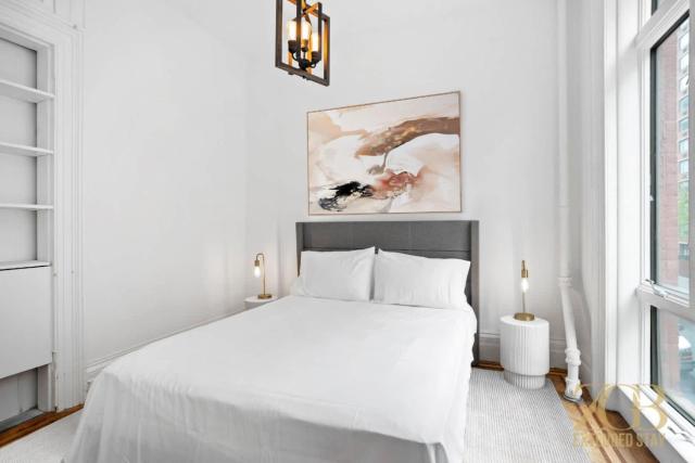 Classic NYC Brownstone 2Br Apartment in Prime Chelsea