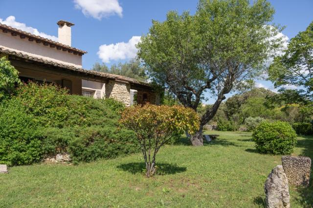 VILLA PROVENCALE FACE AU LUBERON