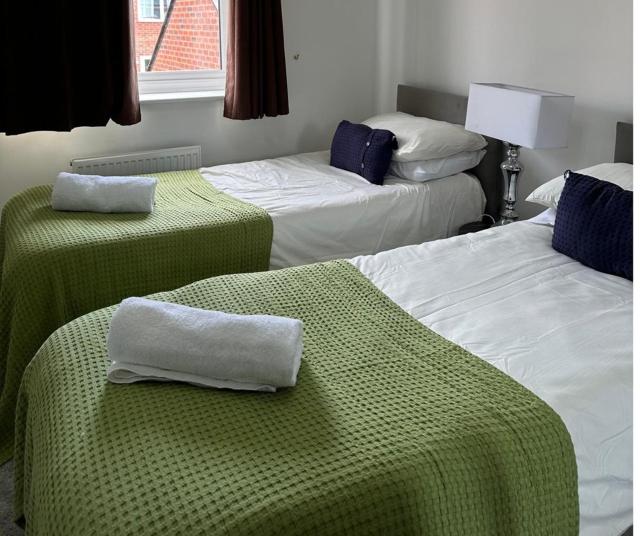 Cheltenham 3 Bed Professional House with Parking Long Stays