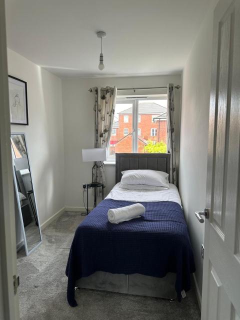 Cheltenham 3 Bed Professional House with Parking Long Stays
