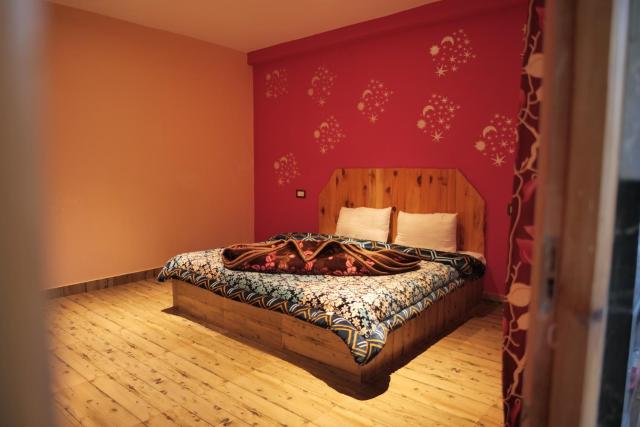 Yellowjackets Hostel Tosh