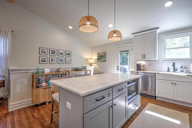Dream Sylvan Park 4 bed 3 bath, Lush outdoor area