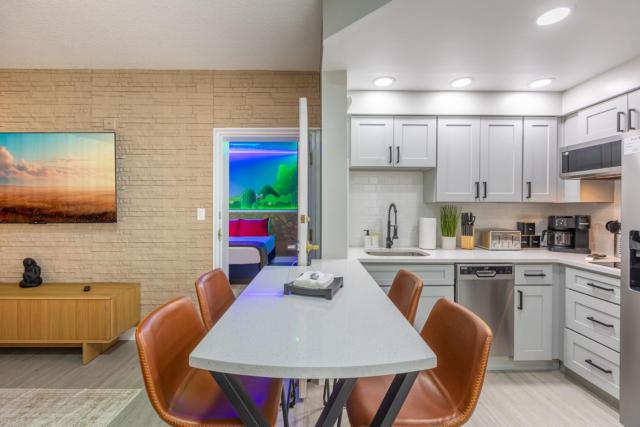 Modern Unit w Themed Room, Full Kitchen and Prime Location