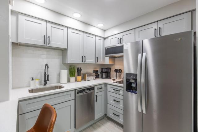 Modern Unit w Themed Room, Full Kitchen and Prime Location