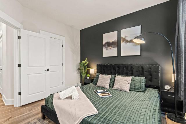 Luxe King 3BR Townhouse -Mins to Uptown CLT