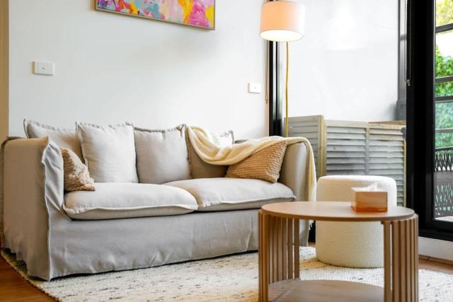 Modern 2BR Apt next to Gosch's Paddock w parking