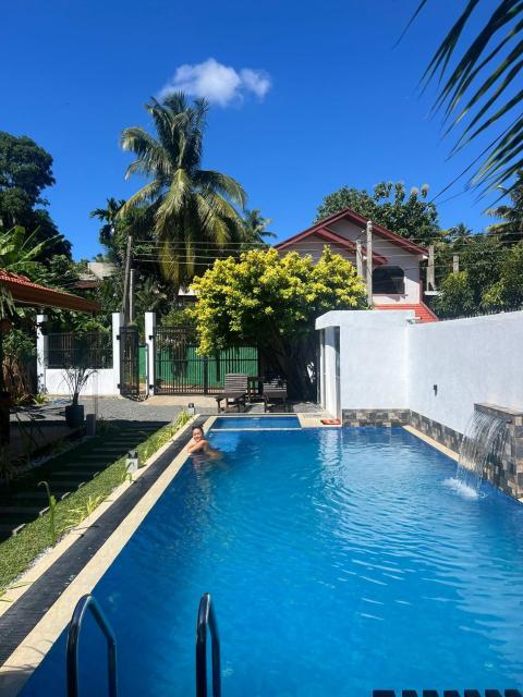 Indunil Family Residence With Pool Hiriketiya