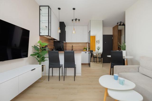 Green Apartment in Warsaw with Parking, Bathtub and Desk for Remote Work by Noclegi Renters