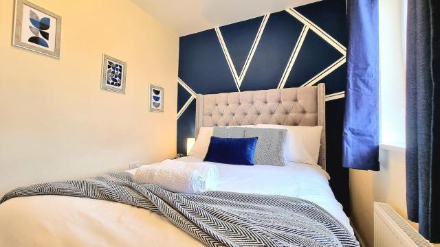 3-Bedroom New Build House with Parking, Private Garden, Free Wi-fi & Long Stay Offers
