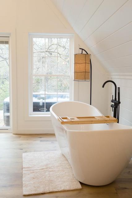 Liv's Treehouse-Honeymoon Suite-Hot Tub