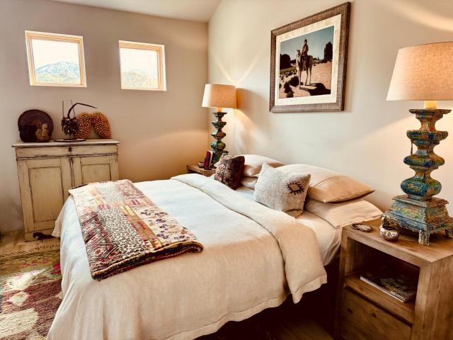 Santa Fe Modern FARMHOUSE 1 ACRE PRIVATE RD SOAKING ROOM 3 min Canyon rd