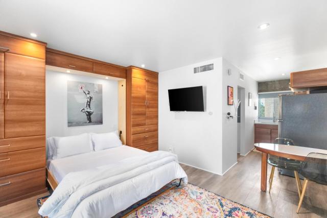 Bright Micro-Flat steps from DTPH Pool & Parking