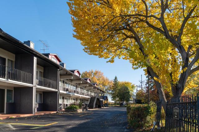Super 8 by Wyndham Gananoque - Country Squire Resort