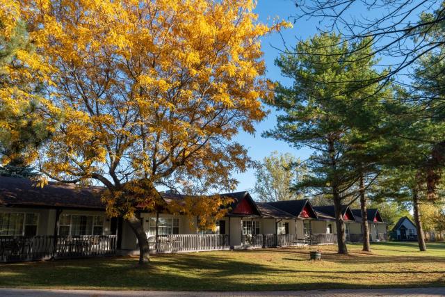 Super 8 by Wyndham Gananoque - Country Squire Resort