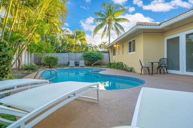 Stunning 4 Bedrooms House with Pool 6 minutes to the Ocean