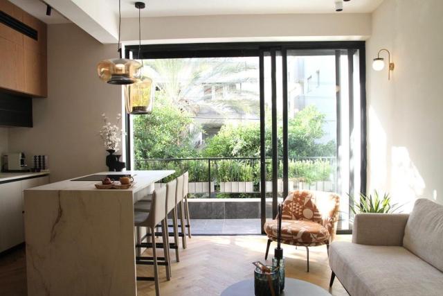 Stylish New 2BR & Near Beachfront By SweetyGuest