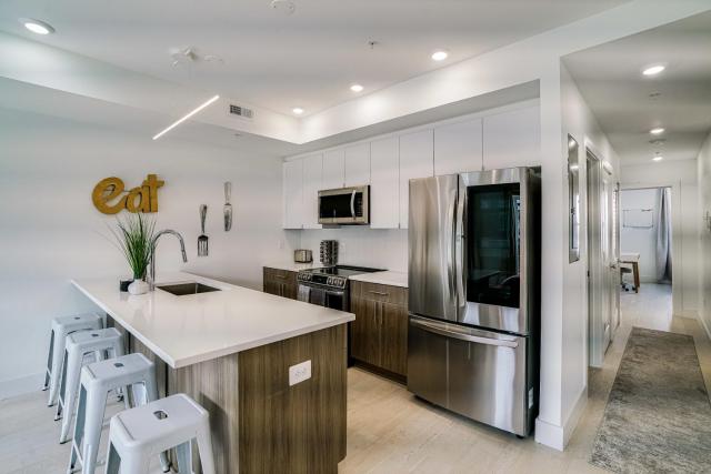 The Luxe 8th St Suite