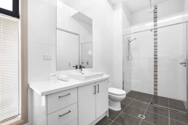 2-Bed Apartment with Parking & Balcony Near Trains