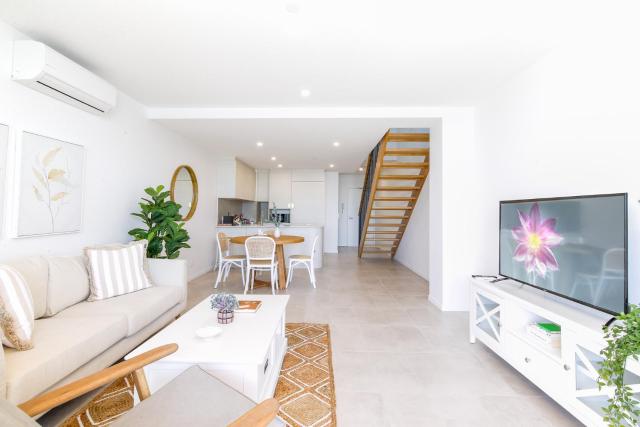 Lavish Coastal 2-Bed with Stunning Ocean Views
