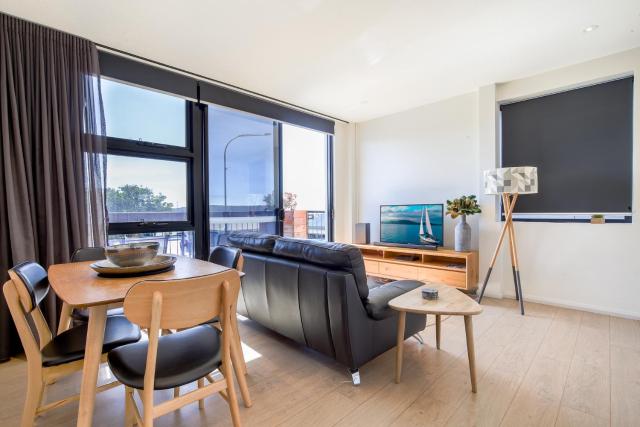 Gorgeous 2-bed Bridgeview Apartments Near River