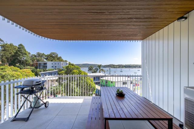 Glorious 2-Bed with Waterside Balcony Views