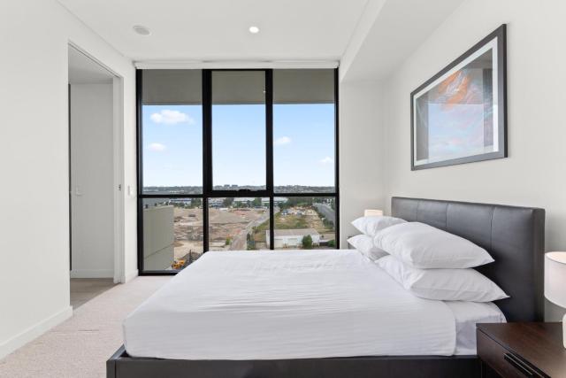 Luxe 2-Bed: Modern Interiors Balcony & BBQ Area
