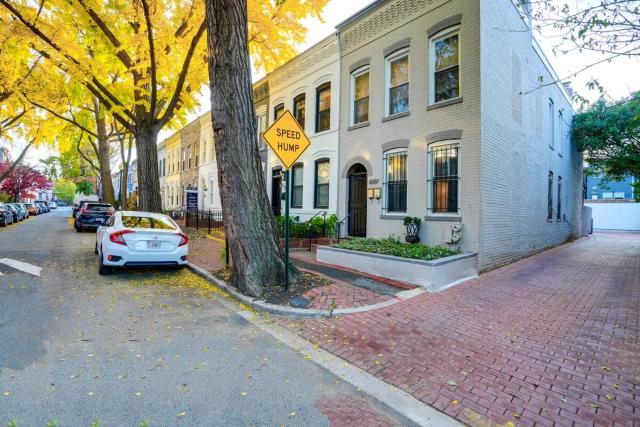 Cap Hill Row 2 Bedrooms, Walk to Sights, Parking