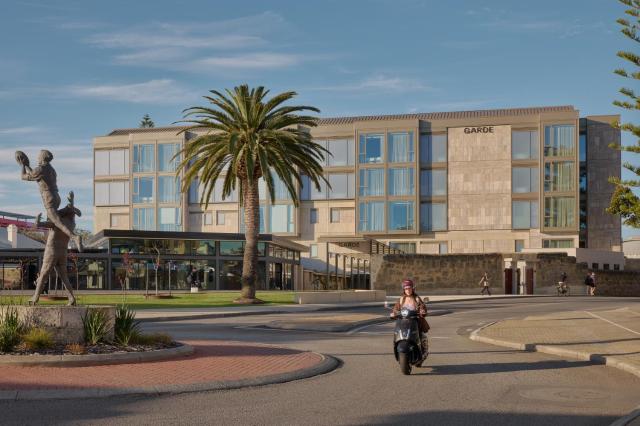 Garde and Warders Hotel