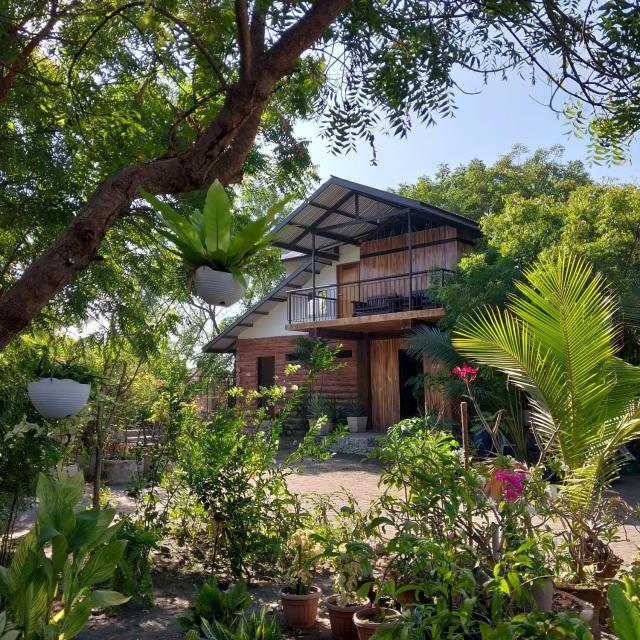 Beachfront AC Cave Cabin for 10pax
