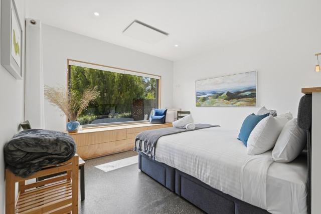Tranquility Base - 1 Bedroom Cabin - Oceanview