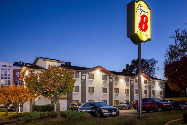 Super 8 by Wyndham College Park Wash DC Area