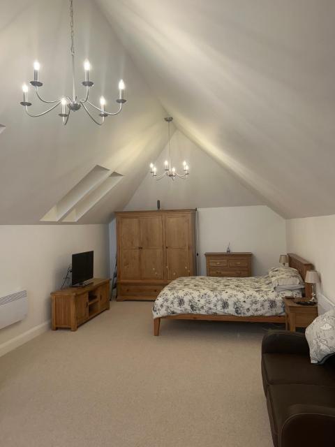 Charming King Bed Ensuite Studio in Peaceful West Challow