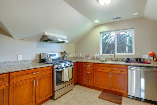 5 Mi to Jack London Square: Apt w/ Shared Yard