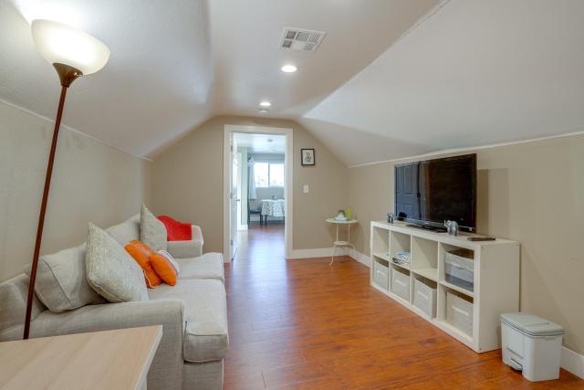 5 Mi to Jack London Square: Apt w/ Shared Yard