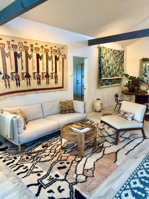 Santa Fe Modern FARMHOUSE 1 ACRE PRIVATE RD SOAKING ROOM 3 min Canyon rd