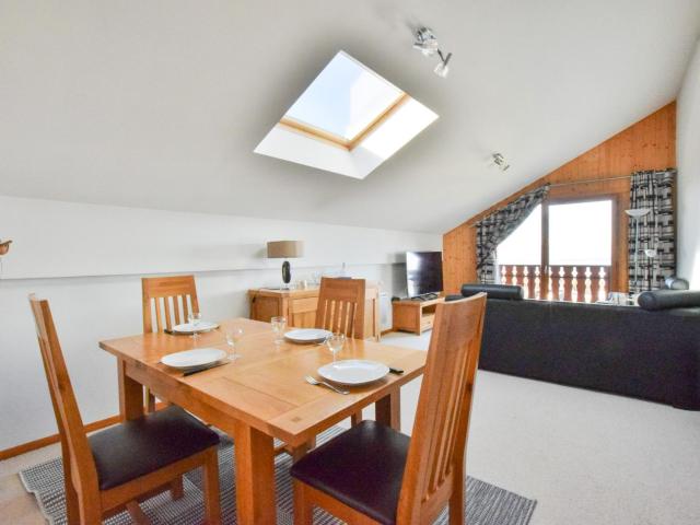 Appartement spacieux proche des pistes avec balcon et parking - FR-1-498-123