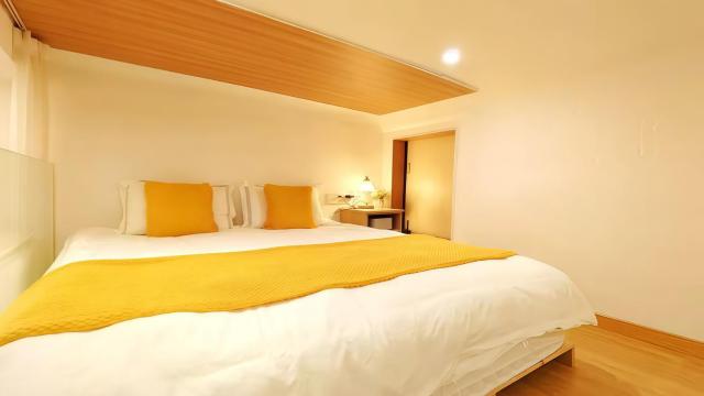 Shanghai Hills & Aromahome UrbanLuxe Family bnb close to Mid Huaihai rd
