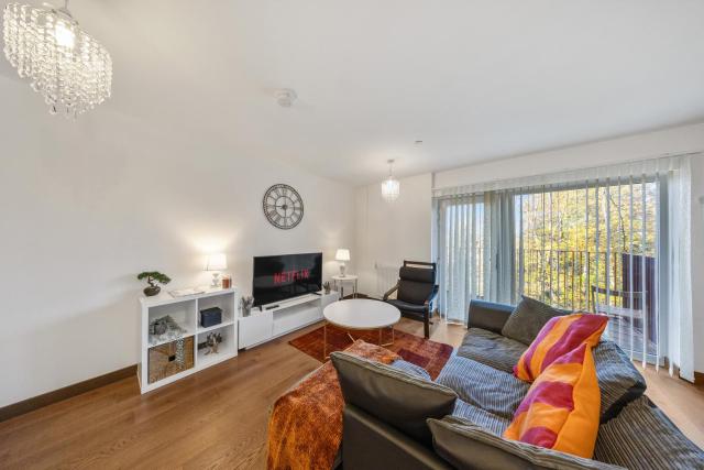 Stylish long & short stay flat with parking & Wifi sleeps 5
