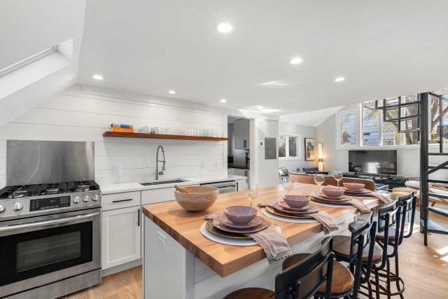 Unique Architectural Home Walk to town and beach