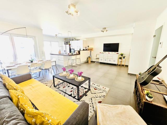 Executive 3BR Flat w Terrace, Parking, Fast Wi-Fi