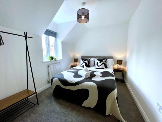 Brand NEW 4-bedroom detached house - 20-min walk to Gloucester Docks - Ample Parking - Superfast Wi-Fi - Long-stay rates!